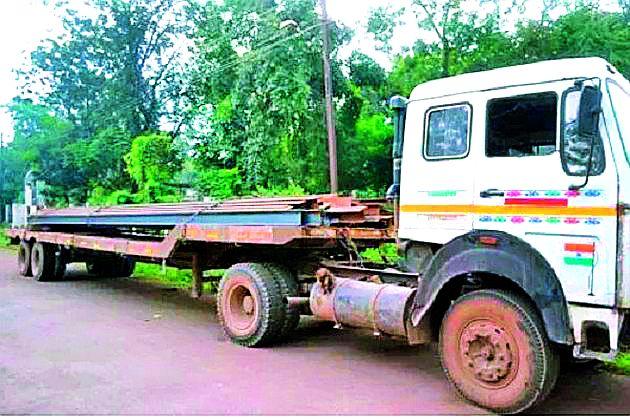 Interstate gang fleeing fishing trailer | मालासह ट्रेलर पळविणारी आंतरराज्यीय टोळी गजाआड Interstate gang fleeing fishing trailer | मालासह ट्रेलर पळविणारी आंतरराज्यीय टोळी गजाआड