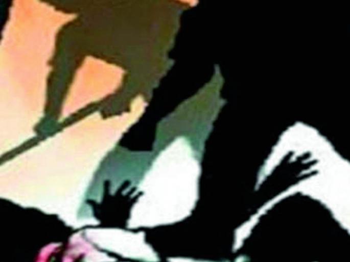 Snatched the driver's mobile phone at the point of a sword | तलवारीच्या धाकावर ड्रायव्हरचा मोबाईल हिसकावून नेला Snatched the driver's mobile phone at the point of a sword | तलवारीच्या धाकावर ड्रायव्हरचा मोबाईल हिसकावून नेला