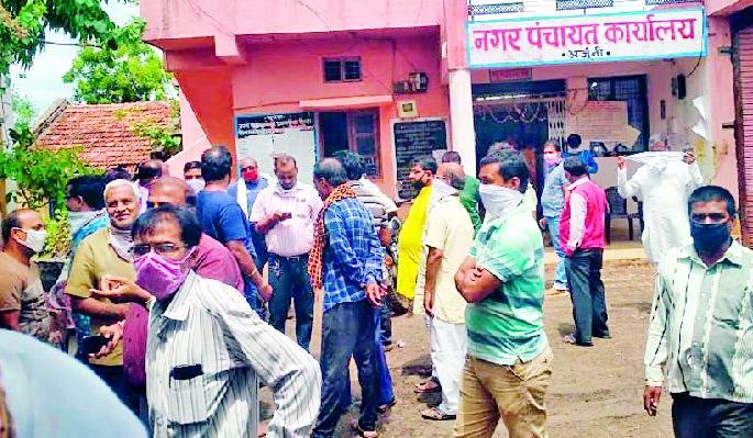 Merchants hit the Nagar Panchayat | व्यापारी नगरपंचायतवर धडकले