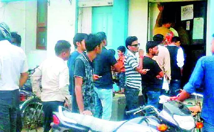 The first ATM strike | पहिल्याच दिवशी एटीएममध्ये ठणठणाट The first ATM strike | पहिल्याच दिवशी एटीएममध्ये ठणठणाट