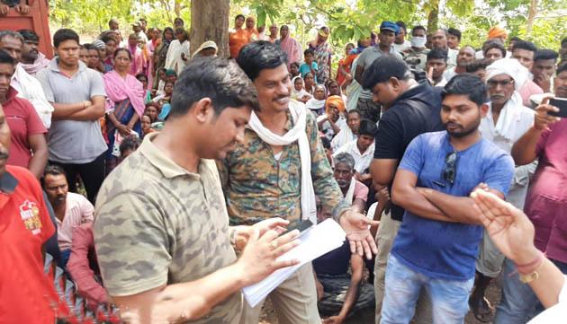 Struggle in labor and wildlife department over tendu leaf collection | तेंदूपत्ता संकलनावरून मजूर व वन्यजीव विभागात संघर्ष; परसोडी रैयत, पांढरवानीत तणावपूर्ण स्थिती Struggle in labor and wildlife department over tendu leaf collection | तेंदूपत्ता संकलनावरून मजूर व वन्यजीव विभागात संघर्ष; परसोडी रैयत, पांढरवानीत तणावपूर्ण स्थिती