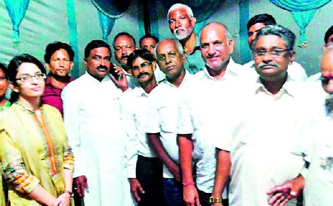 Following the assurances of the co-minister, | सहकारमंत्र्यांच्या आश्वासनंतर संचालकांचे उपोषण मागे Following the assurances of the co-minister, | सहकारमंत्र्यांच्या आश्वासनंतर संचालकांचे उपोषण मागे