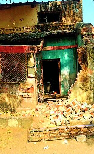 Some of the school's dilapidated building collapsed | शाळेच्या जीर्ण इमारतीचा काही भाग कोसळला