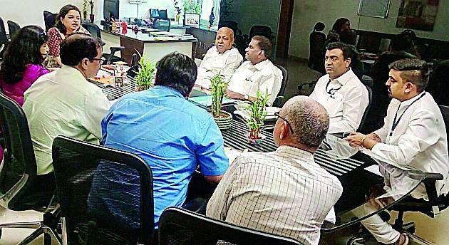 The wages of the wage workers were fruitful | रोजंदारी कर्मचाऱ्यांचे नशीब फळफळले The wages of the wage workers were fruitful | रोजंदारी कर्मचाऱ्यांचे नशीब फळफळले