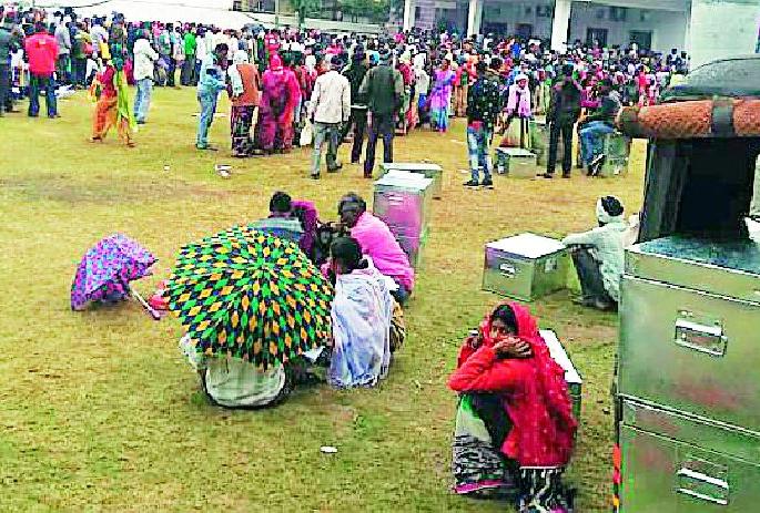 After waiting for 2 hours, the workers returned empty handed | १५ तास प्रतीक्षा करूनही कामगार रिकाम्या हाताने परतले After waiting for 2 hours, the workers returned empty handed | १५ तास प्रतीक्षा करूनही कामगार रिकाम्या हाताने परतले