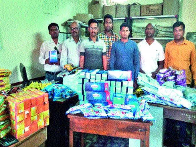 Police seized gutka of 85 thousand | पोलिसांच्या छाप्यात ८५ हजारांचा गुटखा जप्त Police seized gutka of 85 thousand | पोलिसांच्या छाप्यात ८५ हजारांचा गुटखा जप्त