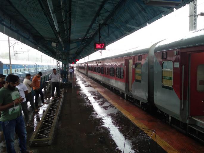 Duranto stopped at Igatpuri train station from dawn | इगतपुरी रेल्वे स्थानकात पहाटेपासून दुरंतो थांबविली Duranto stopped at Igatpuri train station from dawn | इगतपुरी रेल्वे स्थानकात पहाटेपासून दुरंतो थांबविली
