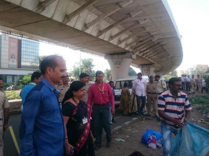 Uddanapulakhalila decorative sell etyam action on behalf of the Municipal purvavibhaga | उड्डाणपुलाखालील गजरे विक्र ेत्यांवर मनपा पूर्वविभागाच्या वतीने कारवाई Uddanapulakhalila decorative sell etyam action on behalf of the Municipal purvavibhaga | उड्डाणपुलाखालील गजरे विक्र ेत्यांवर मनपा पूर्वविभागाच्या वतीने कारवाई