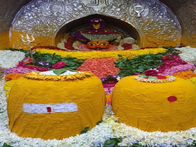 Celebrating Ganpuja festival in Jejuri Kade pathar temple | जेजुरी कडेपठार येथे साकारली दोन टन भंडाऱ्यात खंडेरायाची गणपूजा Celebrating Ganpuja festival in Jejuri Kade pathar temple | जेजुरी कडेपठार येथे साकारली दोन टन भंडाऱ्यात खंडेरायाची गणपूजा