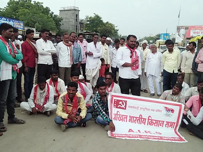 Wait for the hour to compensate ... | नुकसानभरपाईसाठी तासभर रास्ता रोको... Wait for the hour to compensate ... | नुकसानभरपाईसाठी तासभर रास्ता रोको...