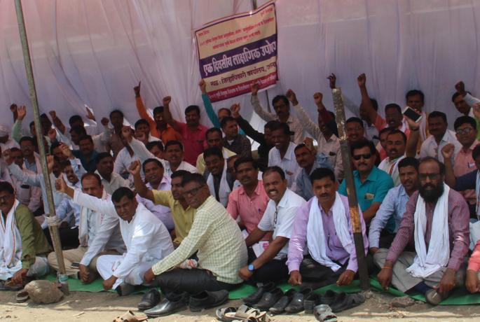 Teacher movement for demanding implementation of old pension scheme | जुनी पेन्शन योजना लागू करण्याच्या मागणीसाठी शिक्षकांचे आंदोलन Teacher movement for demanding implementation of old pension scheme | जुनी पेन्शन योजना लागू करण्याच्या मागणीसाठी शिक्षकांचे आंदोलन