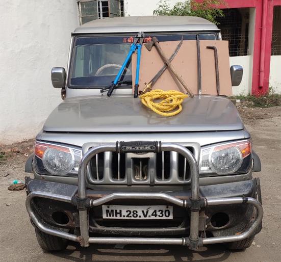 Stolen Jeep at Raheri; robberies in Naldurg, Nevasa | राहेरी येथे चोरली जीप; नेवासा, नळदुर्ग येथील सराफा दुकाने लुटली Stolen Jeep at Raheri; robberies in Naldurg, Nevasa | राहेरी येथे चोरली जीप; नेवासा, नळदुर्ग येथील सराफा दुकाने लुटली
