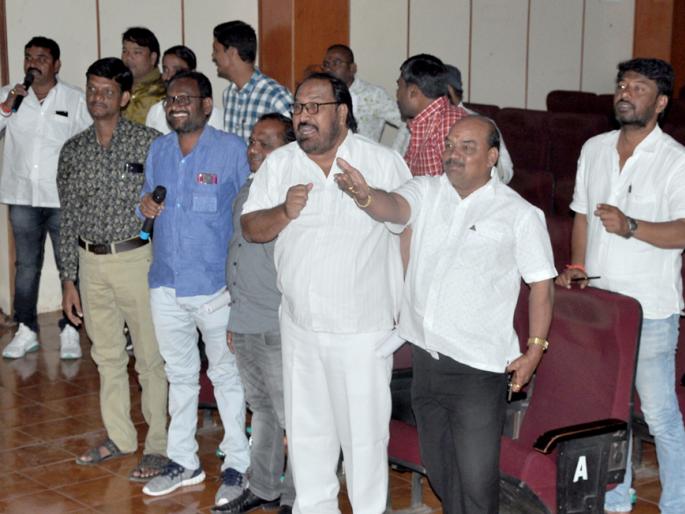 Councilors aggressive on water issue | पाण्याच्या मुद्द्यावरून नगरसेवक आक्रमक Councilors aggressive on water issue | पाण्याच्या मुद्द्यावरून नगरसेवक आक्रमक