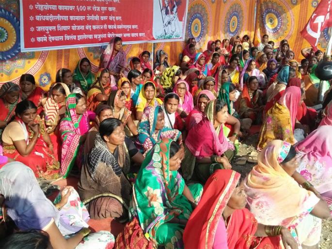 Labor aginations in front of ZP | कामासाठी मजुरांचे जि.प. समोर ठिय्या आंदोलन