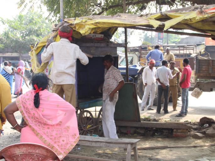 As the squad moved, the encroachment began | पथक फिरताच हटली अतिक्रमणे As the squad moved, the encroachment began | पथक फिरताच हटली अतिक्रमणे