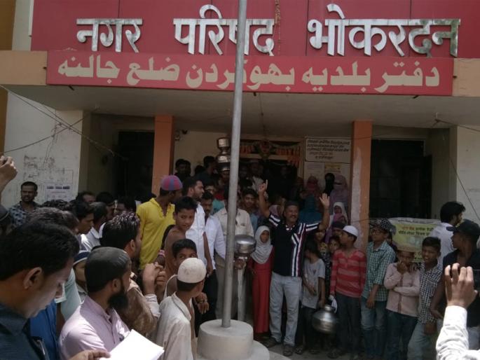 Women's agitations for water | पाण्यासाठी महिलांचा ठिय्या Women's agitations for water | पाण्यासाठी महिलांचा ठिय्या