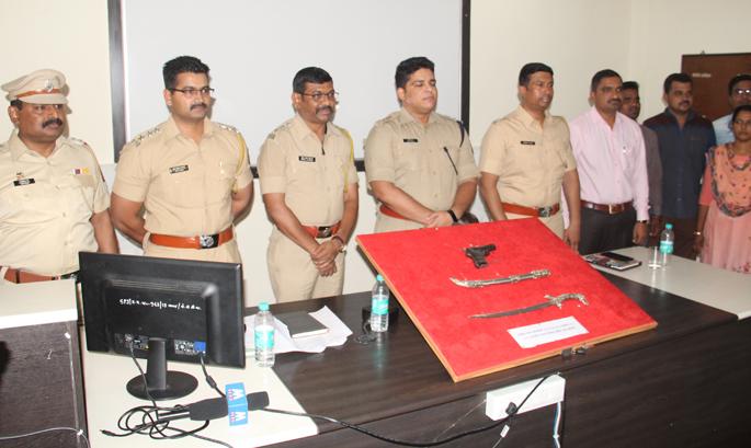 Pistols, those who have swords, caught | पिस्तूल, तलवार बाळगणाऱ्यास पकडले Pistols, those who have swords, caught | पिस्तूल, तलवार बाळगणाऱ्यास पकडले