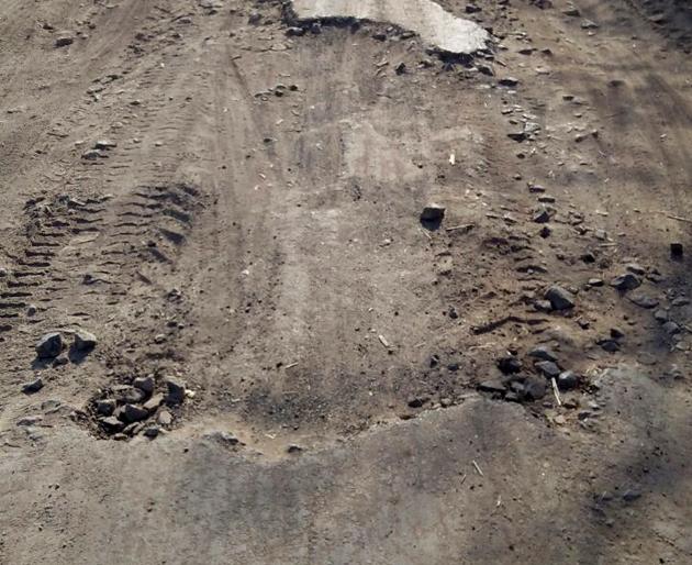 Due to bad roads, delivery of woman on the road | खराब रस्त्यामुळे महिलेची रस्त्यातच प्रसूती; घनसावंगी तालुक्यातील तीर्थपुरी-बानेगाव रस्त्यावरील घटना