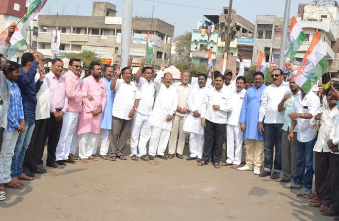 Prohibition from Congress by Jalna in Jalgaon | सातव यांच्या अटकेचा काँग्रेसकडून जालन्यात निषेध Prohibition from Congress by Jalna in Jalgaon | सातव यांच्या अटकेचा काँग्रेसकडून जालन्यात निषेध