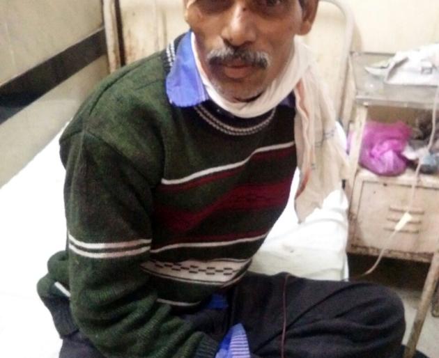 The passenger's life was saved by the passage of the train | रेल्वे दलाच्या जवानामुळे प्रवाशाचा जीव वाचला The passenger's life was saved by the passage of the train | रेल्वे दलाच्या जवानामुळे प्रवाशाचा जीव वाचला