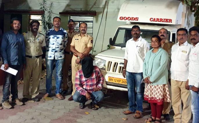 Four lakh rupees worth of gutka seized | चार लाख रुपयांचा गुटखा जप्त Four lakh rupees worth of gutka seized | चार लाख रुपयांचा गुटखा जप्त