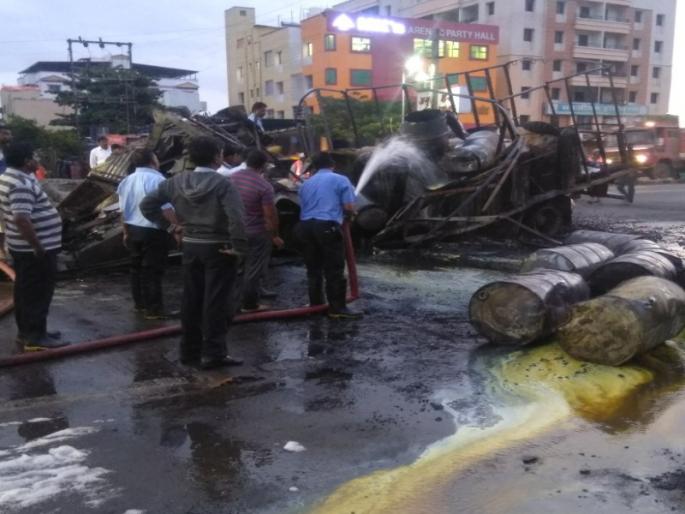 tanker destroy in fire At Kadamwakvasti | कदमवाकवस्ती येथे दुभाजकाला धडकून टँकरने घेतला पेट tanker destroy in fire At Kadamwakvasti | कदमवाकवस्ती येथे दुभाजकाला धडकून टँकरने घेतला पेट
