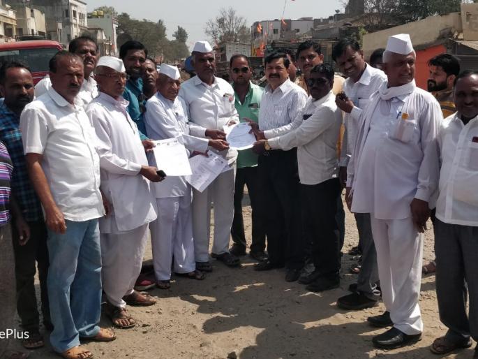 The electricity problem of the farmers has been reported | कळवणला शेतकऱ्यांचा वीजप्रश्नी रास्ता राेको The electricity problem of the farmers has been reported | कळवणला शेतकऱ्यांचा वीजप्रश्नी रास्ता राेको