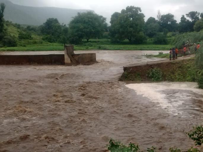 The road went off the banks of river Becki near Sakore village | साकोरे गावाजवळील बेहडी नदीपात्रातील रस्ता गेला वाहून The road went off the banks of river Becki near Sakore village | साकोरे गावाजवळील बेहडी नदीपात्रातील रस्ता गेला वाहून