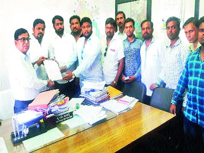 The accused accused of paying the wages: The Nation - Plaintiff Maathadi Workers Union | वेतन देण्यास टाळाटाळ निवेदन : राष्टÑवादी माथाडी कामगार युनियनचा आरोप The accused accused of paying the wages: The Nation - Plaintiff Maathadi Workers Union | वेतन देण्यास टाळाटाळ निवेदन : राष्टÑवादी माथाडी कामगार युनियनचा आरोप