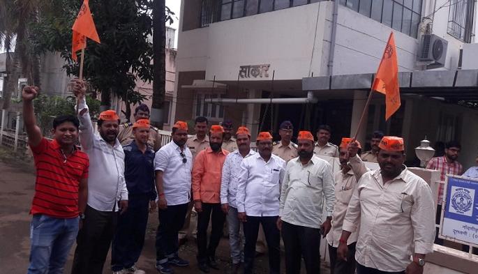 Maratha Reservation: Maratha agitators of Karhad were shocked at Shekhar Charegaonkar's house | Maratha Reservation : शेखर चरेगावकर यांच्या घरी धडकले कऱ्हाडचे मराठा आंदोलक