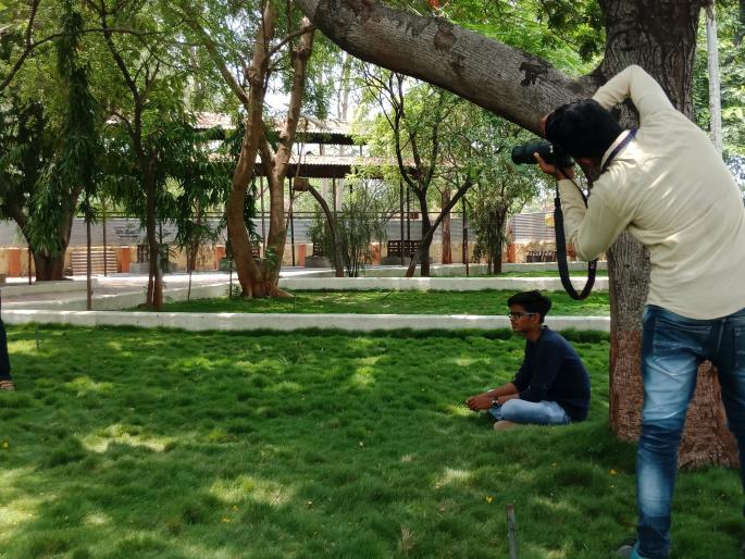 Selfie points to Kedgun's Smash | केडगावचे स्मशान बनले सेल्फी पॉइंट Selfie points to Kedgun's Smash | केडगावचे स्मशान बनले सेल्फी पॉइंट