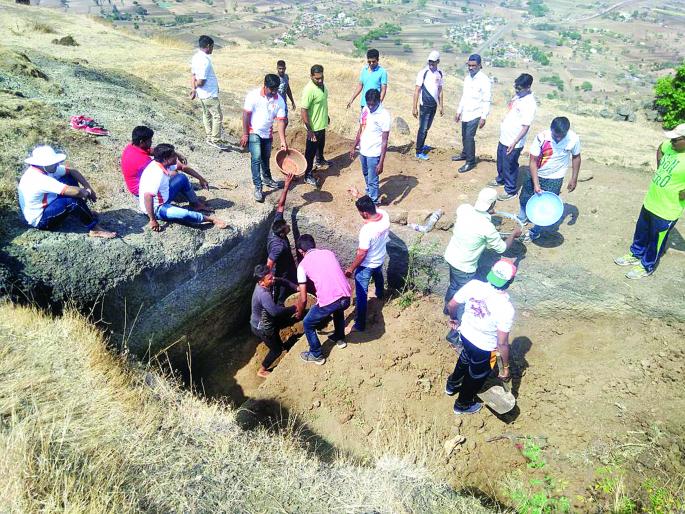 Satara: Hundreds of hundreds gathered for the conservation of Vardangag, Lathi Katha, Bandmatta demonstration | सातारा : वर्धनगड संवर्धनासाठी एकवटले शेकडो, लाठीकाठी, दांडपट्ट्यांचे प्रात्यक्षिक