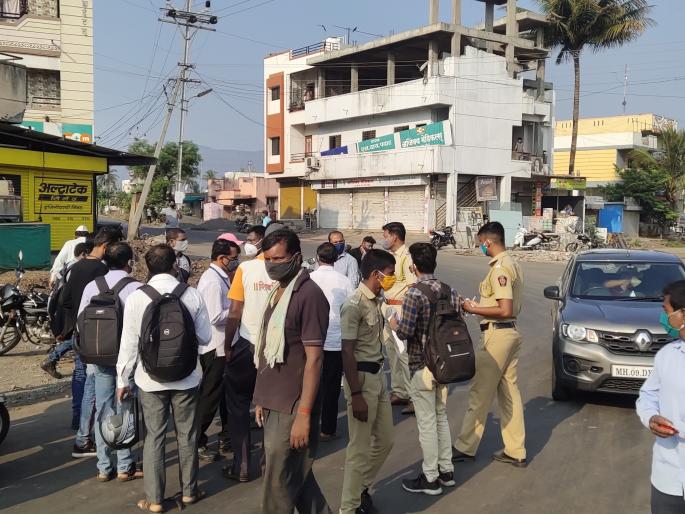 Police slap irresponsible citizens | CoronaVirus Satara :बेजबाबदार नागरिकांना पोलिसांची चपराक Police slap irresponsible citizens | CoronaVirus Satara :बेजबाबदार नागरिकांना पोलिसांची चपराक