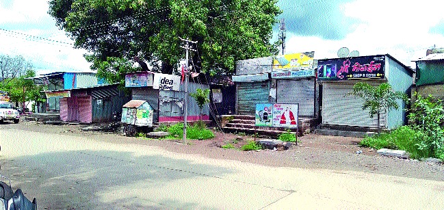 Decision to keep Kharde village closed for five days | खर्डे गाव पाच दिवस बंद ठेवण्याचा निर्णय Decision to keep Kharde village closed for five days | खर्डे गाव पाच दिवस बंद ठेवण्याचा निर्णय