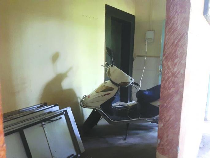 Electric vehicles were charging in the office | इलेक्ट्रीक वाहनांचे कार्यालयातच होते चार्जिंग Electric vehicles were charging in the office | इलेक्ट्रीक वाहनांचे कार्यालयातच होते चार्जिंग