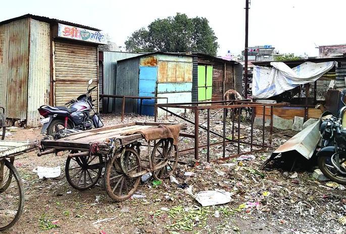 Khamgaon's vegetable market is in encroachment! | खामगावचा भाजी बाजार अतिक्रमणाच्या विळख्यात! Khamgaon's vegetable market is in encroachment! | खामगावचा भाजी बाजार अतिक्रमणाच्या विळख्यात!