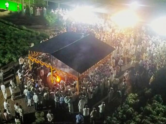 Shivshankarbhau Patil funeral in Shegaon | गेले दिगंबर ईश्वर विभूती...राहिल्या त्या कीर्ती जगामाजी... Shivshankarbhau Patil funeral in Shegaon | गेले दिगंबर ईश्वर विभूती...राहिल्या त्या कीर्ती जगामाजी...