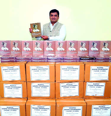 All members of Shahu Gaurav Grantha visit; Rajarshi Shahu support for Bharat Ratna demand | सर्व खासदारांना शाहू गौरव ग्रंथाची भेट; राजर्षी शाहूंना ‘भारतरत्न’ मागणीसाठी पाठबळ All members of Shahu Gaurav Grantha visit; Rajarshi Shahu support for Bharat Ratna demand | सर्व खासदारांना शाहू गौरव ग्रंथाची भेट; राजर्षी शाहूंना ‘भारतरत्न’ मागणीसाठी पाठबळ