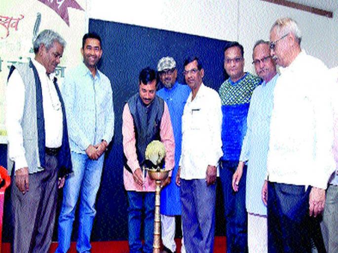 Divisional poet laureates of Malegaon: Literature distribution with awards to the winners of the poetry competition. | मराठी साहित्य संघातर्फे विभागीय कविसंमेलन मालेगाव : काव्य स्पर्धेतील विजेत्यांना पुरस्कारासह प्रमाणपत्रांचे वितरण