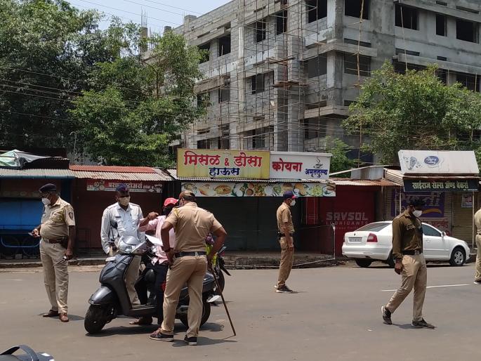 Implementation of lockdown: All roads coming to Malkapur sealed! | लॉकडाऊनची अंमलबजावणी : मलकापुरात येणारे सर्व रस्ते सील! Implementation of lockdown: All roads coming to Malkapur sealed! | लॉकडाऊनची अंमलबजावणी : मलकापुरात येणारे सर्व रस्ते सील!