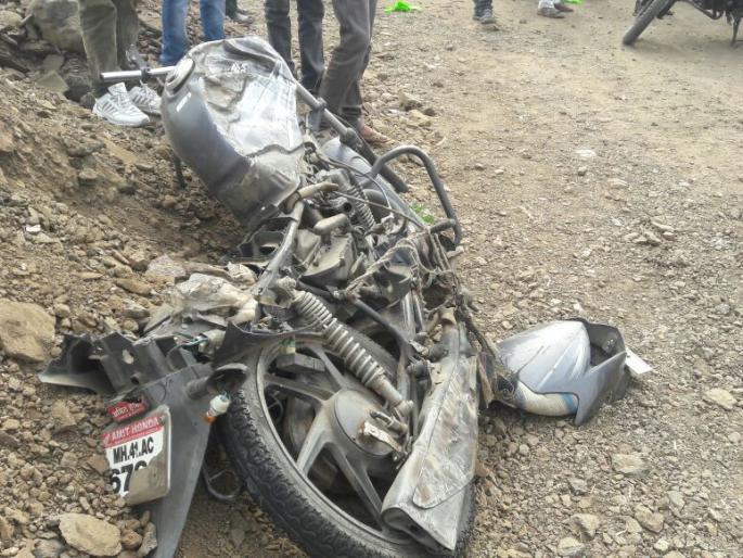 Four people were killed in a horrific accident on Manmad-Malegaon road | मनमाड-मालेगाव रोडवर भीषण अपघातात चार ठार Four people were killed in a horrific accident on Manmad-Malegaon road | मनमाड-मालेगाव रोडवर भीषण अपघातात चार ठार