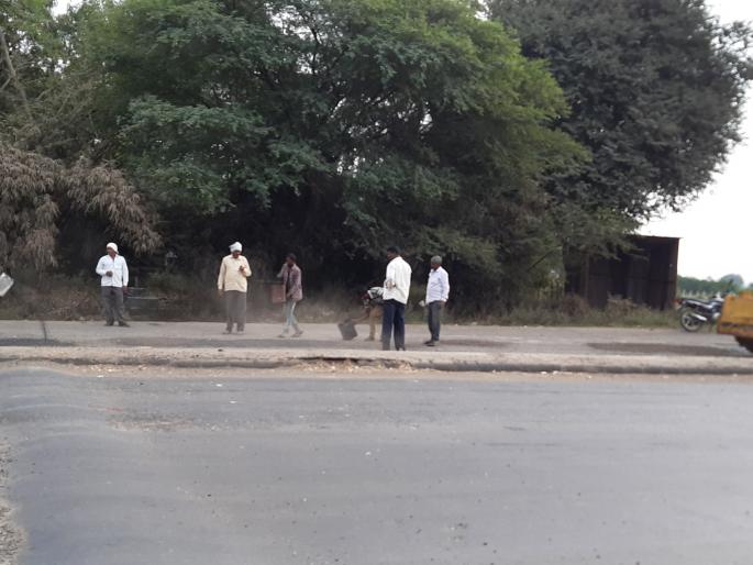 Nashik - Pumps begin to drip at Erandgaon on Aurangabad Highway | नाशिक - औरंगाबाद महामार्गावरील एरंडगाव येथे खड्डे बुजविण्यास प्रारंभ Nashik - Pumps begin to drip at Erandgaon on Aurangabad Highway | नाशिक - औरंगाबाद महामार्गावरील एरंडगाव येथे खड्डे बुजविण्यास प्रारंभ
