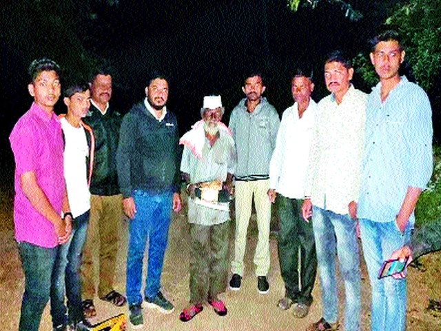 Distribution of clothes by the Humanity Foundation | माणुसकी फाउण्डेशनतर्फे कपडे वाटप Distribution of clothes by the Humanity Foundation | माणुसकी फाउण्डेशनतर्फे कपडे वाटप