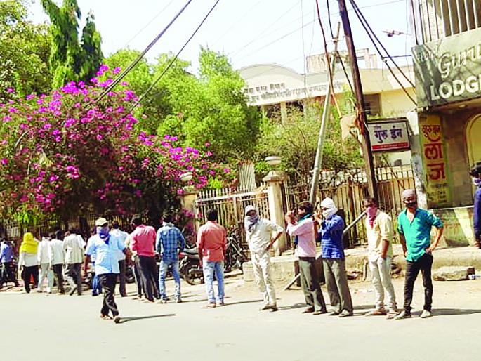 CoronaVirus: Path to return home is hard to other states labour trapped by lockdown | CoronaVirus : लॉकडाऊनमुळे अडकलेल्या परप्रांतीयांची वाट खडतरच CoronaVirus: Path to return home is hard to other states labour trapped by lockdown | CoronaVirus : लॉकडाऊनमुळे अडकलेल्या परप्रांतीयांची वाट खडतरच