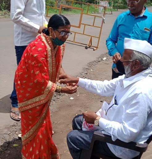Rankshabandhan ceremony was held at the district boundary | जिल्ह्याच्या सीमेवर पार पडला रंक्षाबंधन सोहळा Rankshabandhan ceremony was held at the district boundary | जिल्ह्याच्या सीमेवर पार पडला रंक्षाबंधन सोहळा