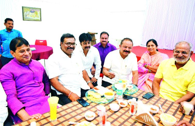 Dissatisfaction with the allegations ... | मिसळच्या तर्रीत गेली आरोपांची मटकी बुडून...