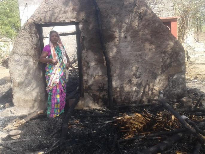 Nalodanate Eklavya Nagar resident fire | नरडाणेत एकलव्यनगर वस्तीत झापास आग  Nalodanate Eklavya Nagar resident fire | नरडाणेत एकलव्यनगर वस्तीत झापास आग