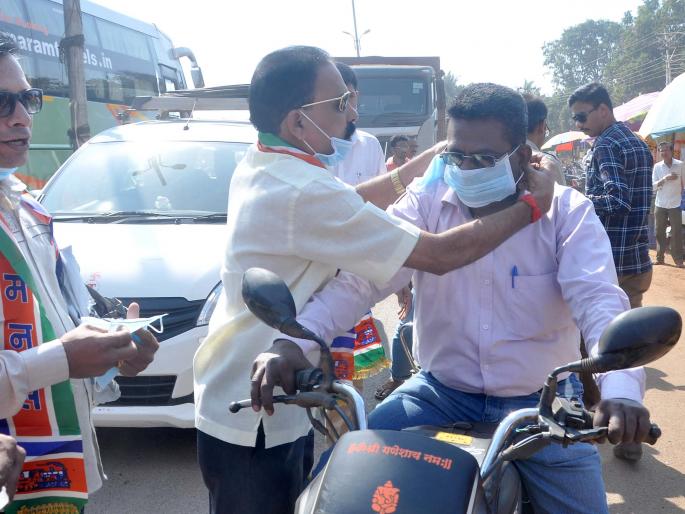 Sindhudurg: Free masks for citizens from Kankavali | सिंधुदुर्ग : कणकवलीत मनसेकडून नागरिकांना मोफत मास्क Sindhudurg: Free masks for citizens from Kankavali | सिंधुदुर्ग : कणकवलीत मनसेकडून नागरिकांना मोफत मास्क