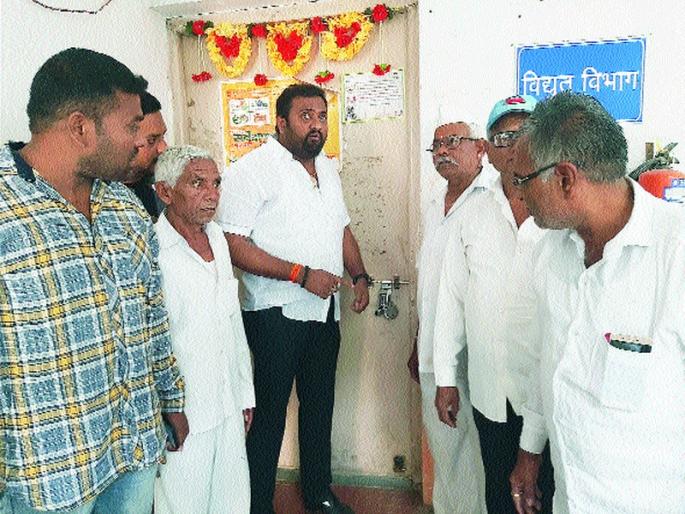 CIDCOAT CORPORATE'S ACTION: Four hours later, rescuers submerged municipal officers | सिडकोत नगरसेवकाचे कृत्य : चार तासांनंतर सुटका मनपाच्या अधिकाऱ्यांना डांबले CIDCOAT CORPORATE'S ACTION: Four hours later, rescuers submerged municipal officers | सिडकोत नगरसेवकाचे कृत्य : चार तासांनंतर सुटका मनपाच्या अधिकाऱ्यांना डांबले