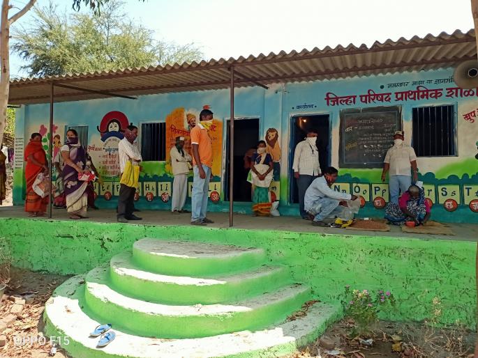 Distribution of nutritious dietary grains in the care of the Socialildston | सोशिलडस्टन पाळत पोषण आहराच्या धान्यांचे वाटप Distribution of nutritious dietary grains in the care of the Socialildston | सोशिलडस्टन पाळत पोषण आहराच्या धान्यांचे वाटप